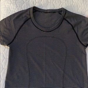 Lululemon Swiftly Tech Short Sleeve 2.0 - size 6